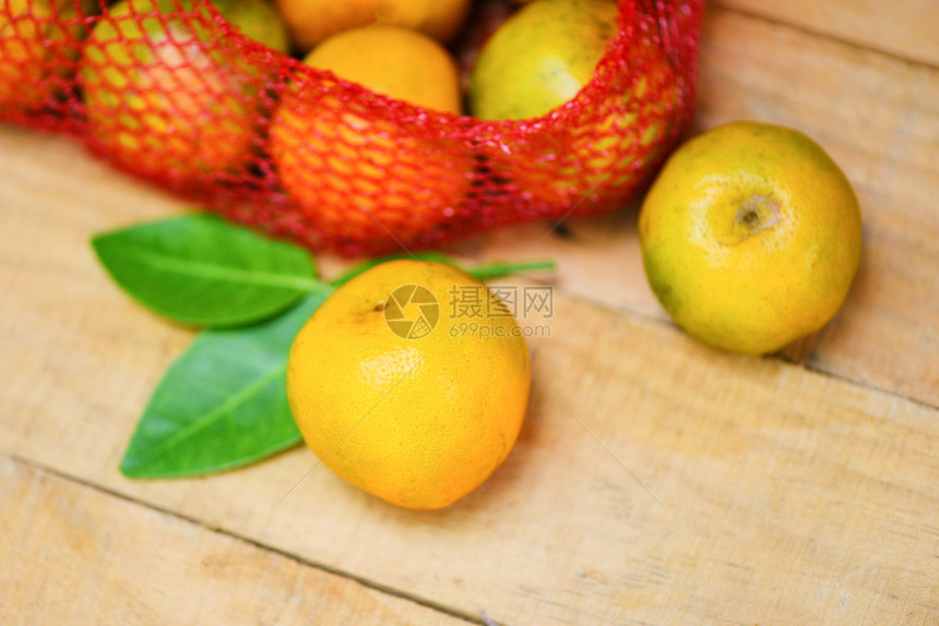木本底新鲜橙子水果收获和叶健康水果概念图片