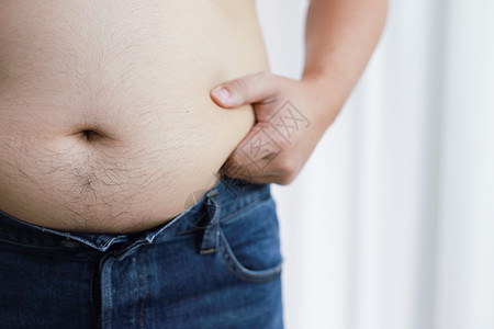 体重超的人摸着他胖肚子想减肥图片