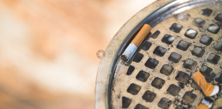 在公共烟灰缸中关闭香极端关闭有选择地聚焦图片