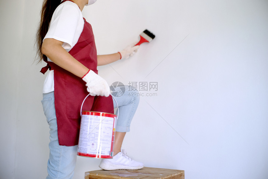 亚洲妇女画工作在房间里图片