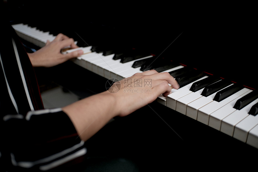 美丽的亚洲女孩学会弹钢琴图片