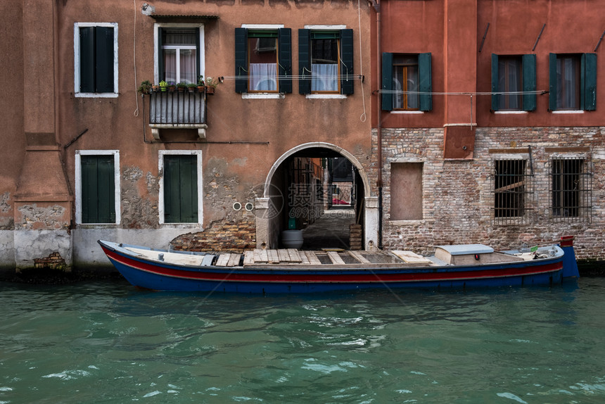 威尼斯空荡的街道和运河没有游客科罗纳威胁意大利图片
