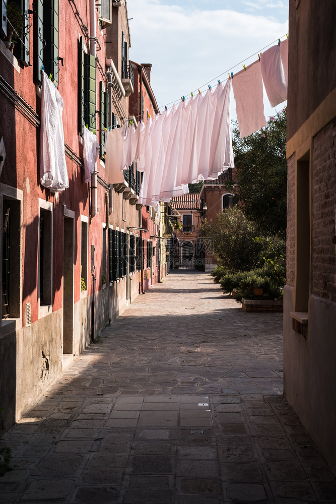 在意大利威尼斯街头开放窗口附近的一根绳子上烘干在威尼斯街头开放窗口附近的一条绳子上烘干在威尼斯街头开放窗口附近的一条绳子上烘干图片