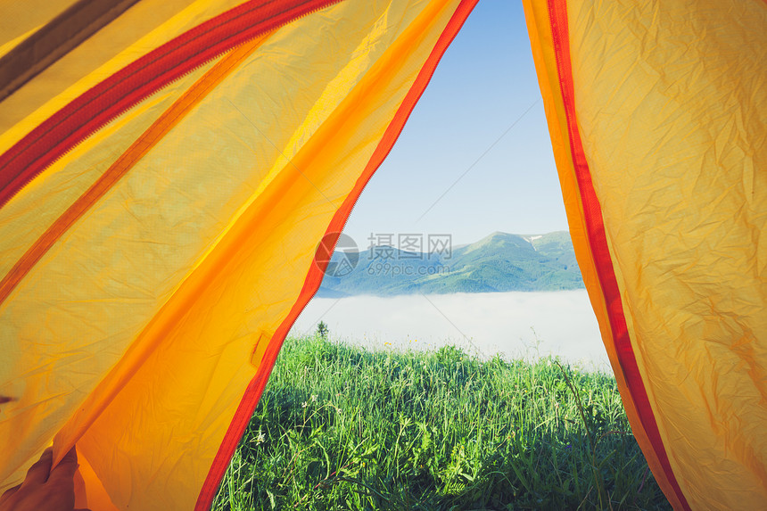 从山上的观光客帐篷草地药太阳升起的清晨图片