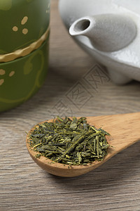 配上健康的日本绿茶木勺子图片