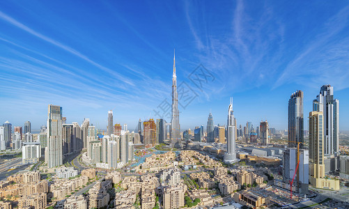迪拜市中心天线高速公路或阿拉伯联合酋长国的街道或阿拉伯联合酋长国金融区和智能城市的商业区背景图片