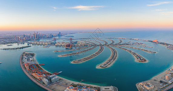 荒滨海岸摩天大楼阿拉伯的高清图片