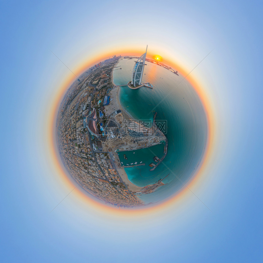 小行星360度球体伯吉阿拉朱梅岛或船体建筑的空中观察全景迪拜唐城天线阿联酋市金融区图片