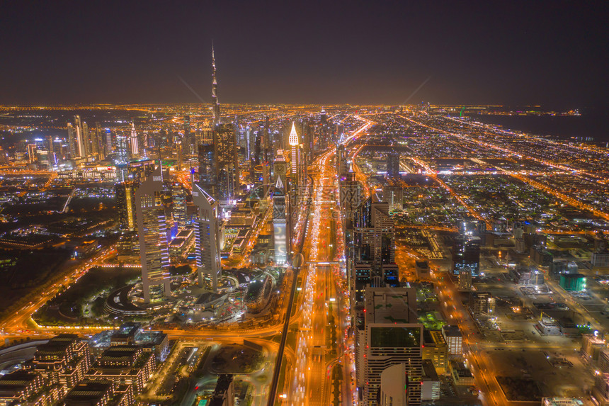 迪拜市中心天线高速公路或阿拉伯联合酋长国的街道或阿拉伯联合酋长国金融区和智能城市的商业区图片
