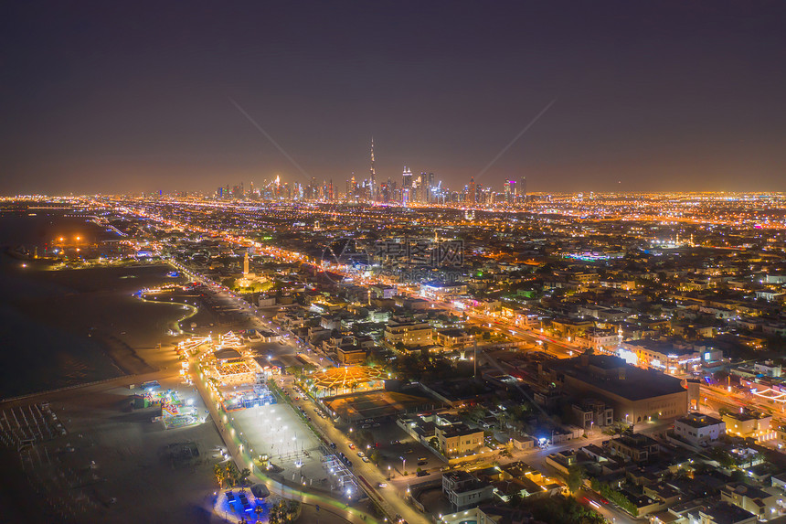 迪拜市中心天线高速公路或阿拉伯联合酋长国的街道或阿拉伯联合酋长国金融区和智能城市的商业区图片