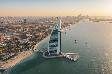 朱蒙吉巴鲁伯吉阿勒拉朱梅岛或船只建筑迪拜下城天线阿拉伯联合酋长国或阿城金融区日落时空中观察背景