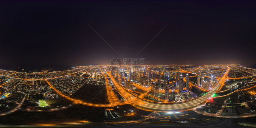 迪拜下城天线和高速公路阿拉伯联合酋长国或阿城金融区夜幕天窗大楼的空中观察无缝全景以180度角计36全景无缝图片