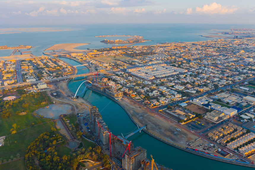 宽容桥的空中观察与湖泊或河流迪拜市中心天线阿拉伯联合酋长国或阿金融区和城市商业的建筑结构图片