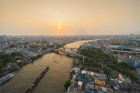 曼谷市的白拜伦塔纪念桥空中美景图片