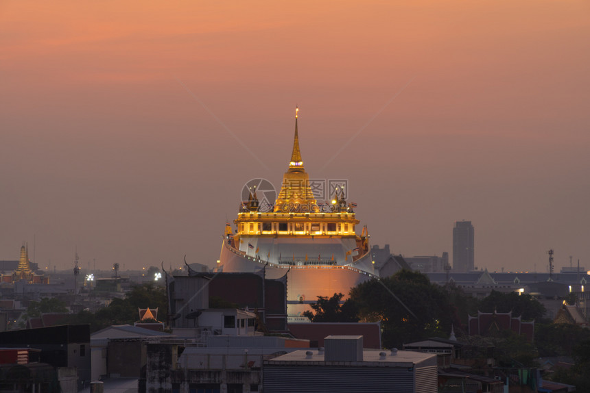 金山塔一个佛教寺庙或WatSaket太阳照耀曼谷市中心城日落天空泰国建筑景观背图片