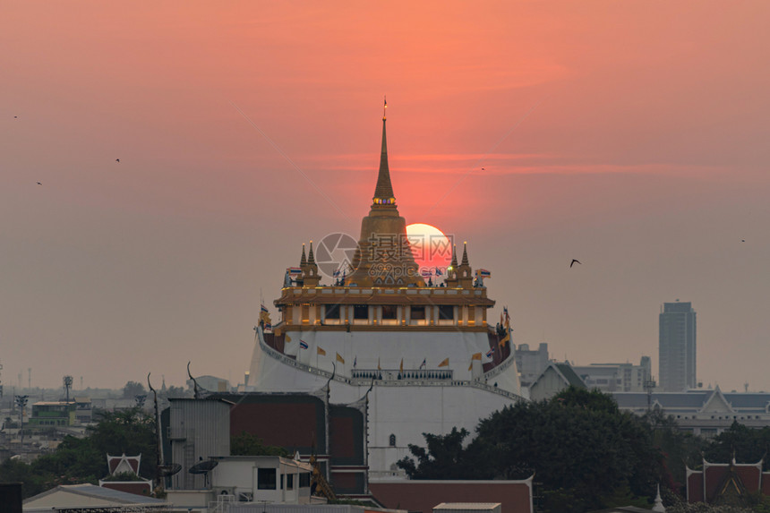 金山塔一个佛教寺庙或WatSaket太阳照耀曼谷市中心城日落天空泰国建筑景观背图片