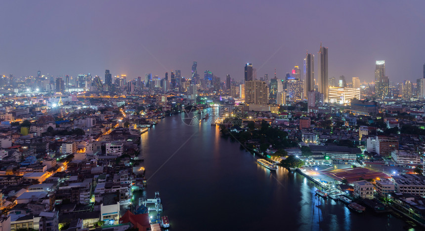 泰国金融区和智能城市的商业中心夜里天桥和高层建筑图片