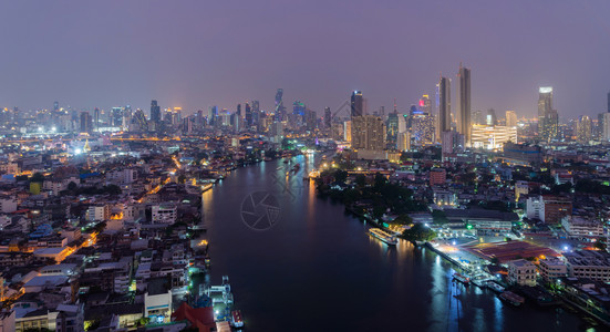 泰国金融区和智能城市的商业中心夜里天桥和高层建筑图片