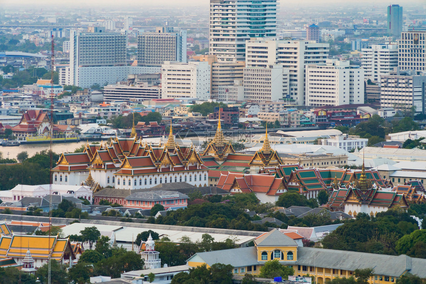 翡翠佛寺WatPhraKaew和摩天大楼的空中景象日落时曼谷市中心区泰国佛教寺庙泰国建筑图片