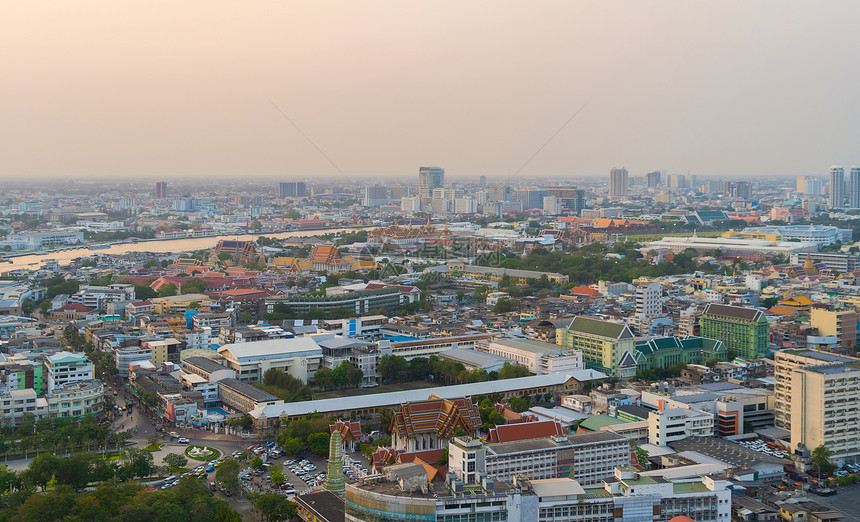 Tattanakosin岛泰国曼谷市中心日落的住宅建筑和传统寺庙的空中观察亚洲城市建筑景观背图片