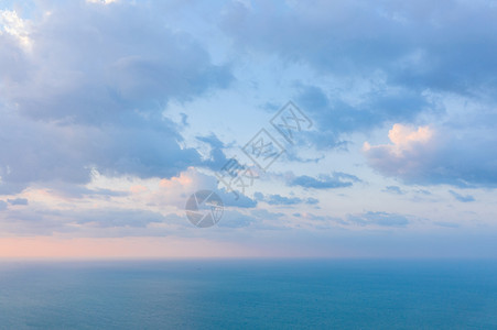 暑假旅行期间夏季的蓝色绿宝石海水迪拜阿联酋旅游景点蓝云天空自然景观背背景图片