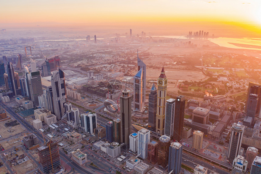 迪拜下城天线阿拉伯联合酋长国或阿金融区和智能城市商业区的空中景象日落时是天梯和高楼图片