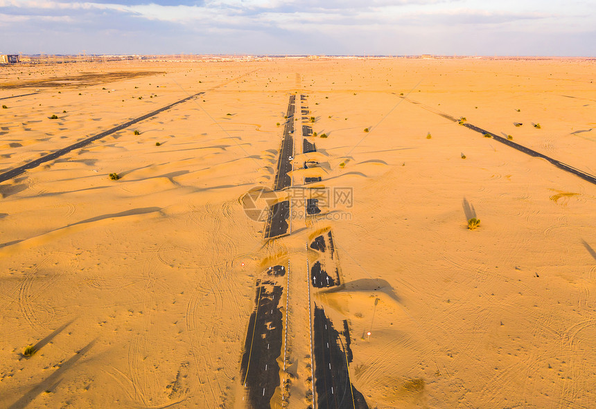 在迪拜市阿拉伯联合酋长国或阿日落时的自然景观背著名的旅游点顶层图片