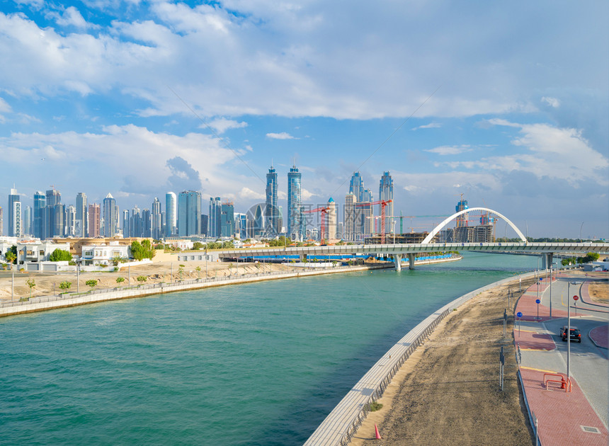 容忍桥建筑结构与湖泊或河流迪拜下城天线阿拉伯联合酋长国或阿拉伯联合酋长国金融区和城市中蓝天背景的商业区图片