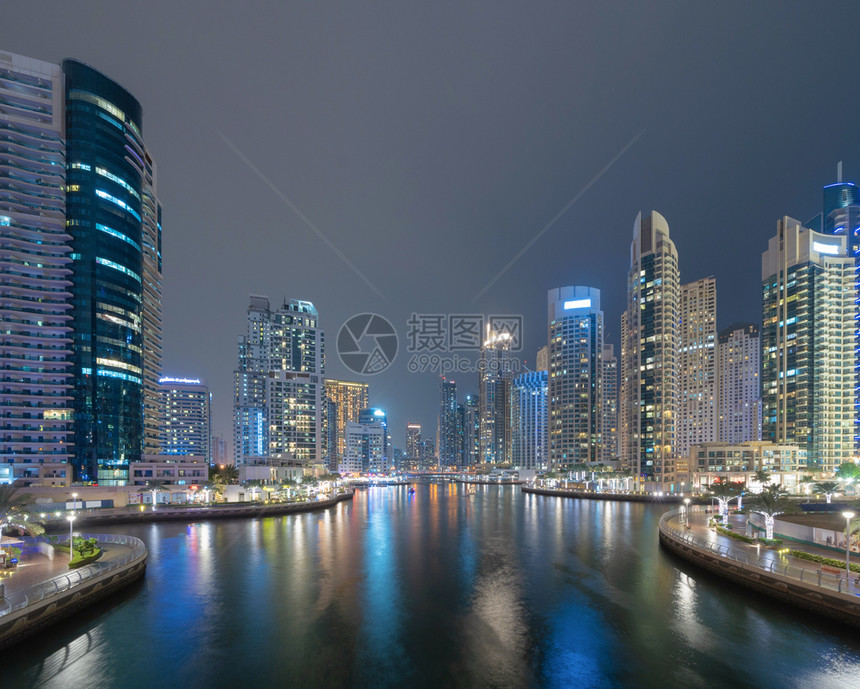 迪拜Marina和湖泊或河流下城天线阿拉伯联合酋长国或阿拉伯联合酋长国金融区和智能城市的商业区夜里天梯和高楼建筑图片