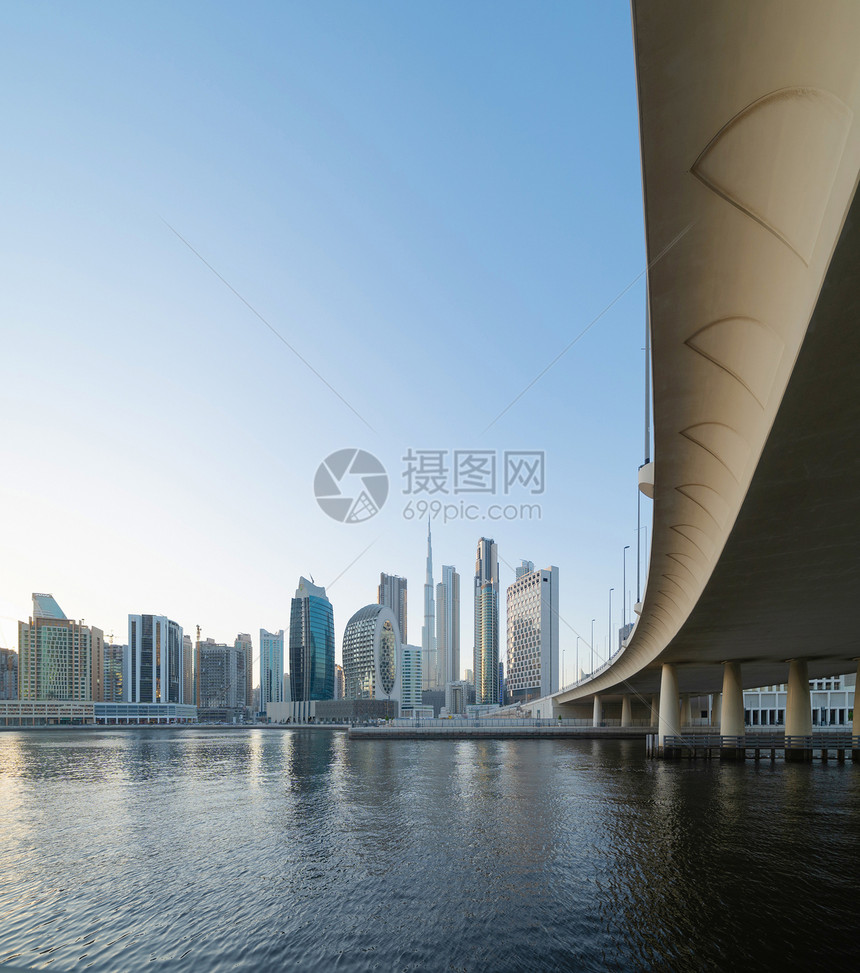 迪拜唐城阿拉伯联合酋长国或阿金融区和城商业都有湖或河流和桥梁的BurjKhalifa图片