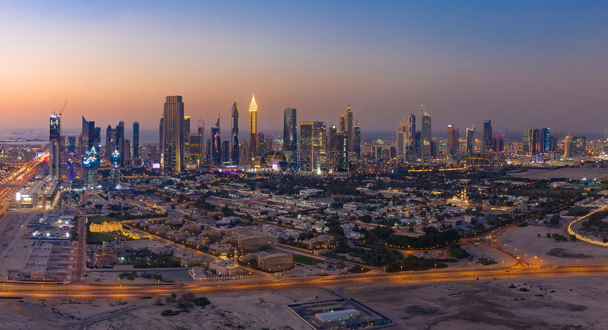 迪拜下城天线和高速公路阿拉伯联合酋长国或阿金融区和智能城市商业区的空中观察夜里有天梯和高楼大图片