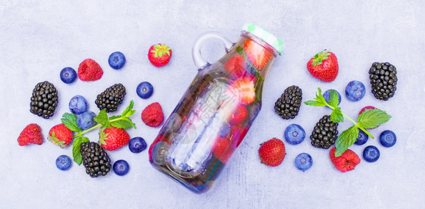 保健身康的营养饮食概念新鲜凉爽的果汁和薄荷浸泡水脱毒饮料放在玻璃罐中图片