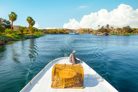 埃及阿斯旺尼罗河旅游船背景图片
