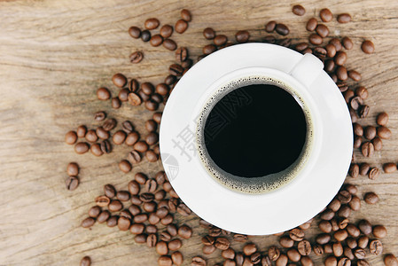咖啡杯和豆在桌上黑咖啡白杯中图片