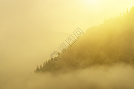雾和山地晨景空中自然构成图片