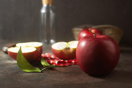 红苹果新鲜水红苹放在桌上背景图片