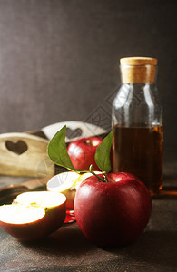 红苹果新鲜水红苹放在桌上图片