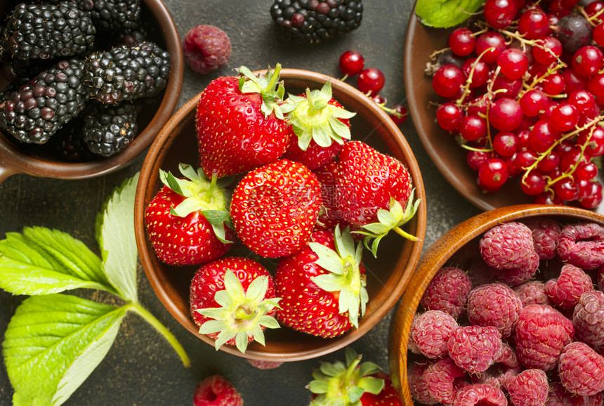 各种新鲜的夏季草莓成熟的黑图片