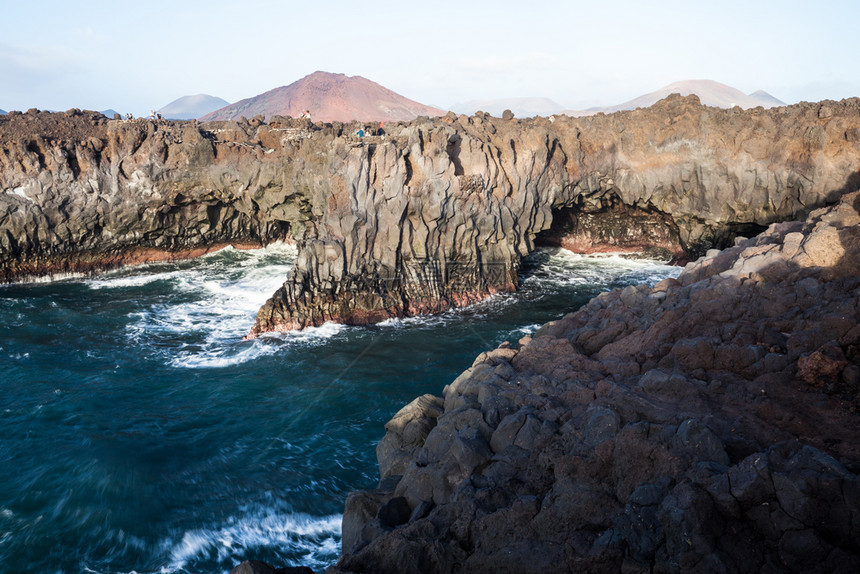 Losvideros兰萨罗特海岸线波浪和火山图片