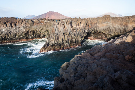 Losvideros兰萨罗特海岸线波浪和火山图片