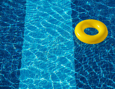 黄色游泳池漂浮环在清新蓝色游泳池里图片