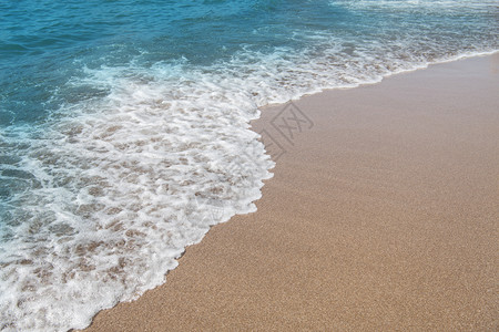 沙滩上的蓝色海浪图片