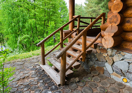 木质地板天然楼层以及外部的天然木质楼梯图片