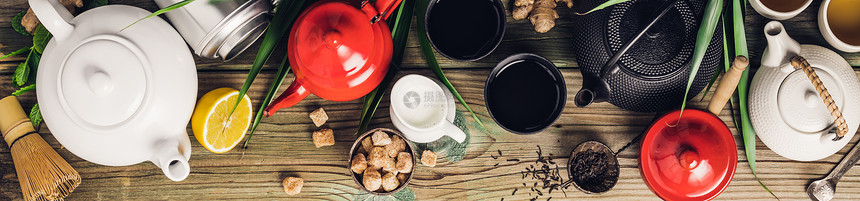 各种茶叶和壶成分干草药绿色黑茶和木制桌底平铺复制空间图片