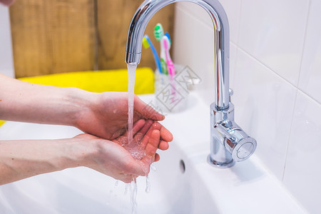 近距离在浴室里洗手预防流感或冠状腺炎高清图片