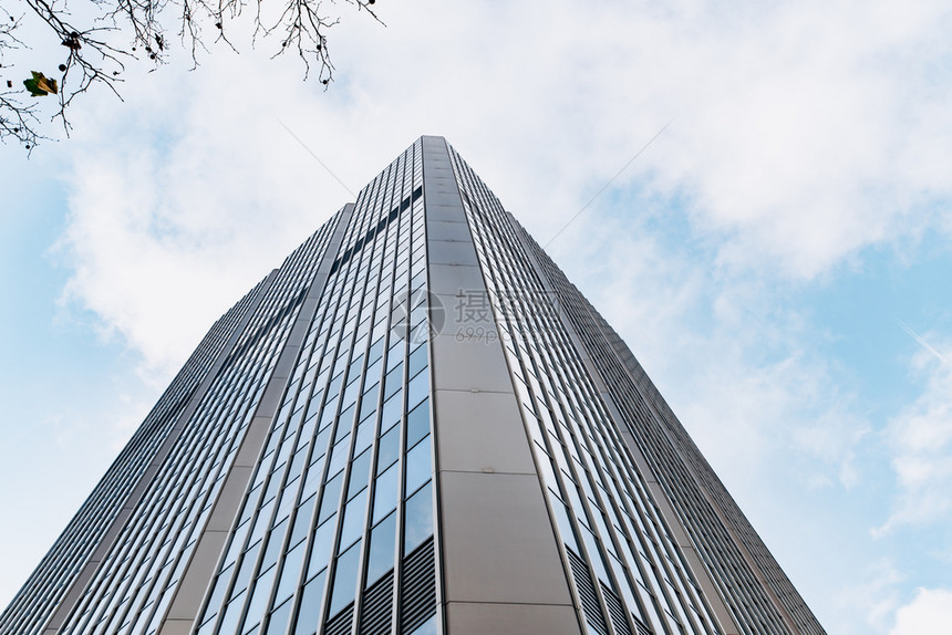 现代摩天大楼在商业区对蓝天的底观图片