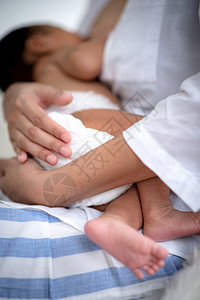 亚洲父母亲手握着新生儿的指亲近母和手握着新生儿图片