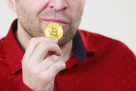 持有金比特币硬符号新虚拟货币数字符号金比特币的男子图片