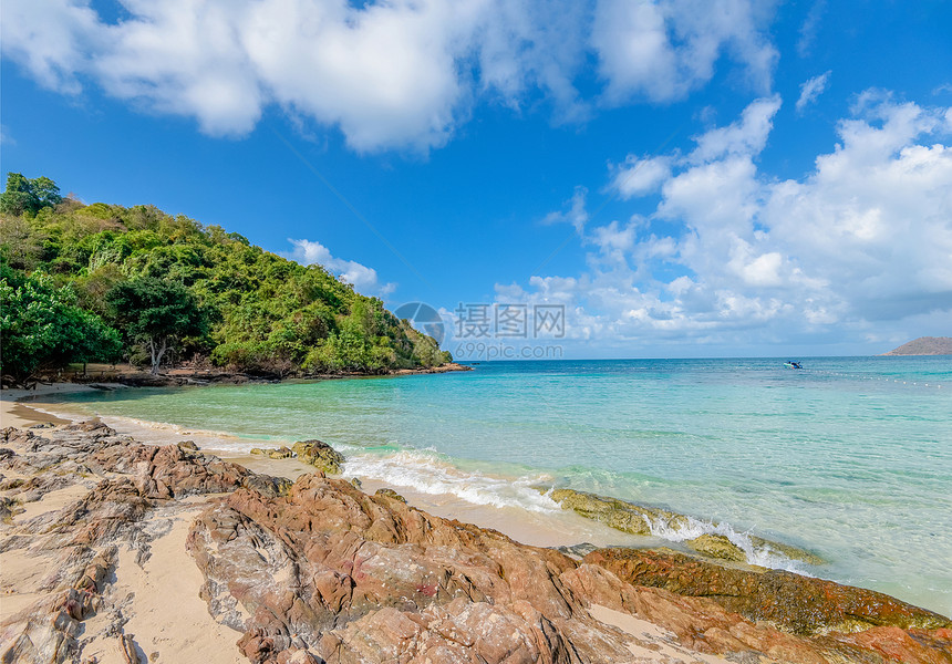 沙滩海浪面和岸景岩石对美丽的热带景观海滩滨岛的观察这些屿有海洋蓝天和泰国暑假沙滩度的地背景图片