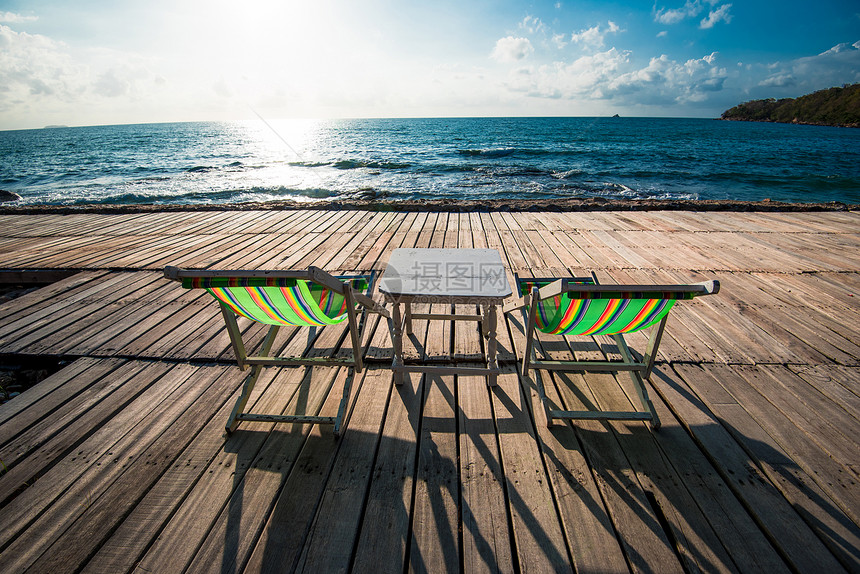 海边的甲板上的沙滩椅图片